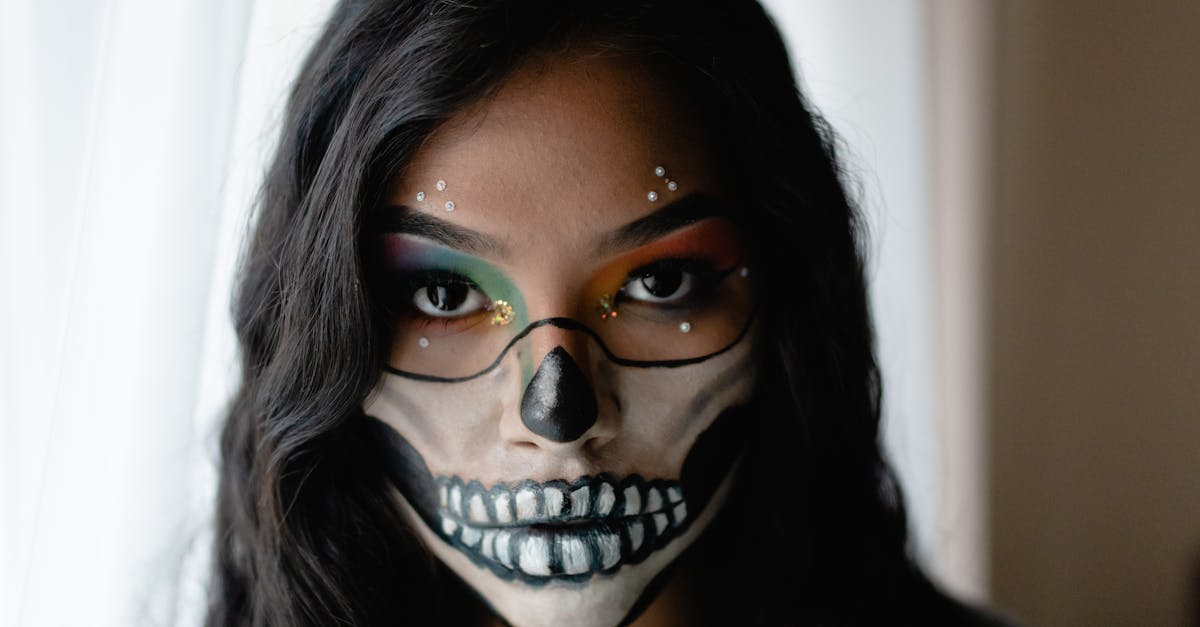 découvrez des idées de maquillage effrayantes et créatives pour halloween. transformez-vous en votre personnage préféré avec nos conseils et astuces, des looks classiques aux plus audacieux, pour faire frémir vos amis lors de cette nuit d'horreur.
