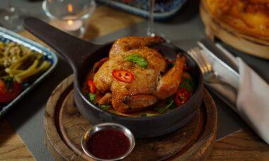 découvrez notre recette de poulet rôti savoureux, croustillant à l'extérieur et juteux à l'intérieur. parfait pour les repas en famille ou entre amis, ce plat classique ravira vos convives avec des épices délicieuses et une cuisson parfaite. suivez nos conseils pour réussir un poulet rôti inoubliable.