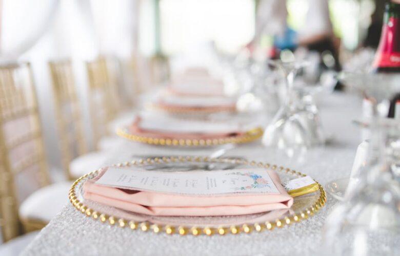 découvrez l'art du pliage de serviettes avec nos astuces et techniques simples. apprenez à créer des designs élégants pour embellir vos tables lors de vos repas, que ce soit pour des occasions spéciales ou au quotidien.
