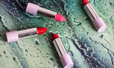 découvrez notre collection de rouges à lèvres, alliant couleur vibrante et hydratation. parfaits pour toutes les occasions, nos lipsticks offrent une tenue longue durée et un confort ultime. faites ressortir votre beauté avec une touche éclatante !