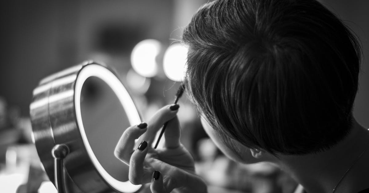 découvrez les talents d'un maquilleur professionnel qui transforme votre beauté avec des techniques personnalisées. que ce soit pour un mariage, un événement spécial ou un simple relooking, notre artiste maquilleur saura mettre en valeur votre visage et vous offrir un look éblouissant. réservez dès maintenant pour une expérience unique !
