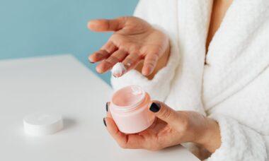 découvrez nos solutions anti-aging innovantes pour lutter contre les signes du vieillissement. rajeunissez votre peau avec nos soins ciblés qui réduisent rides et ridules, tout en boostant l'éclat et l'hydratation. optez pour une routine beauté efficace et bonifiez votre jeunesse intérieure !