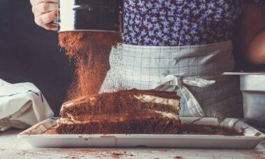 découvrez la recette authentique du tiramisu, un dessert italien classique, composé de couches de savoureux biscuits imprégnés de café, de mascarpone crémeux et d'une touche de cacao. parfait pour une fin de repas gourmande !