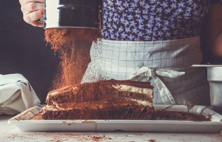 découvrez la recette authentique du tiramisu, un dessert italien classique, composé de couches de savoureux biscuits imprégnés de café, de mascarpone crémeux et d'une touche de cacao. parfait pour une fin de repas gourmande !