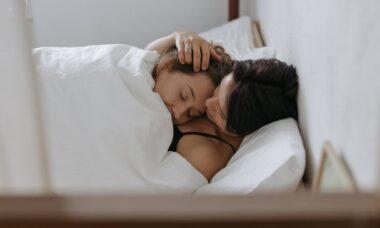 découvrez l'importance de la fréquence des relations intimes dans une relation amoureuse. apprenez comment établir un équilibre sain et épanouissant pour nourrir la complicité et la passion au sein de votre couple.