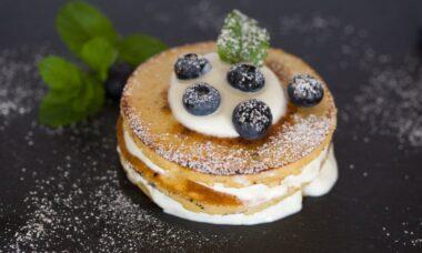 découvrez la recette parfaite des pancakes moelleux et savoureux ! idéals pour un petit-déjeuner gourmand ou un brunch entre amis, ces pancakes se préparent en un rien de temps et peuvent être agrémentés de fruits, de sirop d'érable ou de chocolat. régalez-vous avec cette douceur qui séduira toute la famille !