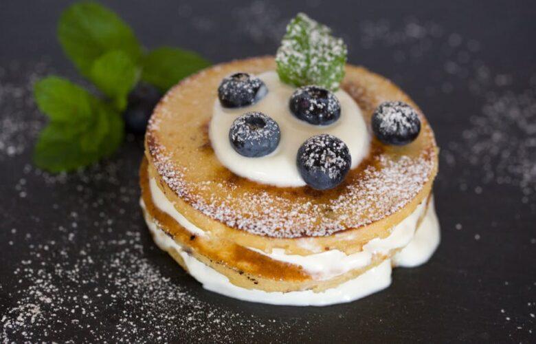 découvrez la recette parfaite des pancakes moelleux et savoureux ! idéals pour un petit-déjeuner gourmand ou un brunch entre amis, ces pancakes se préparent en un rien de temps et peuvent être agrémentés de fruits, de sirop d'érable ou de chocolat. régalez-vous avec cette douceur qui séduira toute la famille !