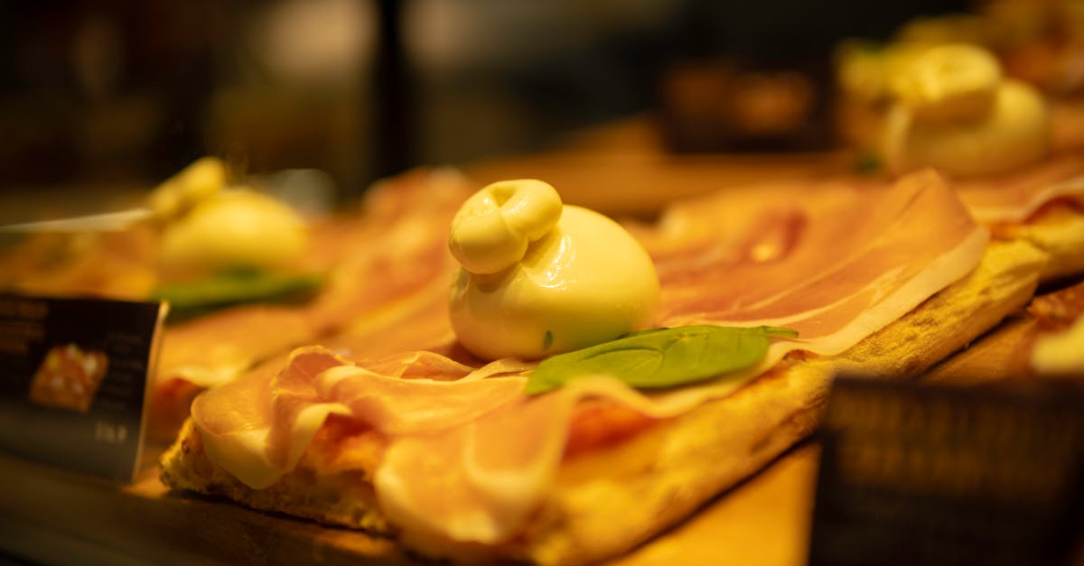 découvrez notre savoureux soufflé au fromage, un plat léger et aérien parfait pour impressionner vos invités. avec une croûte dorée et un cœur crémeux, il allie le goût riche du fromage à une texture fondante. idéal en entrée ou en plat principal, ce classique de la gastronomie française saura ravir vos papilles.