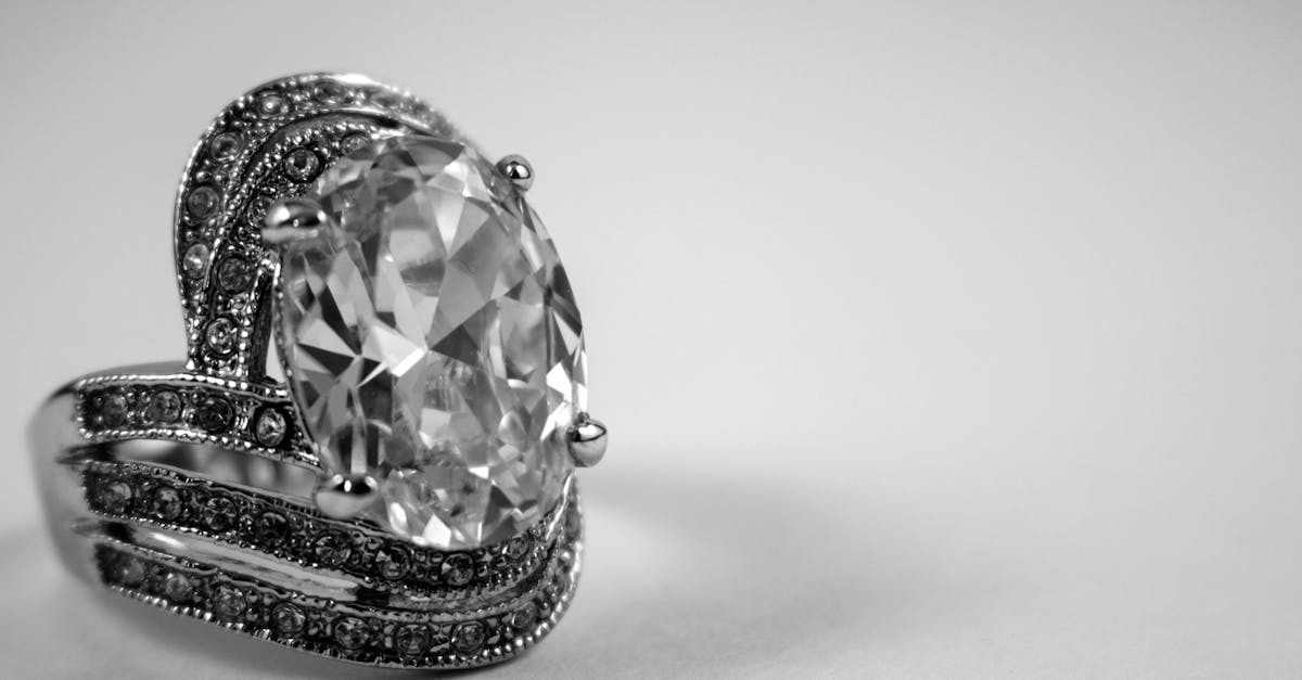 découvrez l'univers fascinant des diamants : leurs origines, leur classement, et comment les choisir et les entretenir. plongez dans l'éclat et la rareté de ces gemmes précieuses.