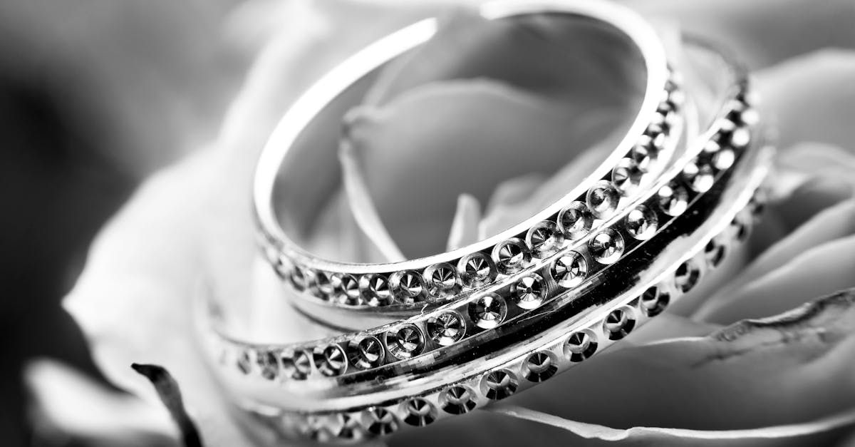 découvrez l'éclat et l'élégance des diamants, ces joyaux intemporels qui captivent par leur beauté et leur rareté. explorez l'univers fascinant des diamants, leur symbolique, leurs utilisations en bijouterie et les critères de choix pour dénicher la pierre précieuse parfaite.