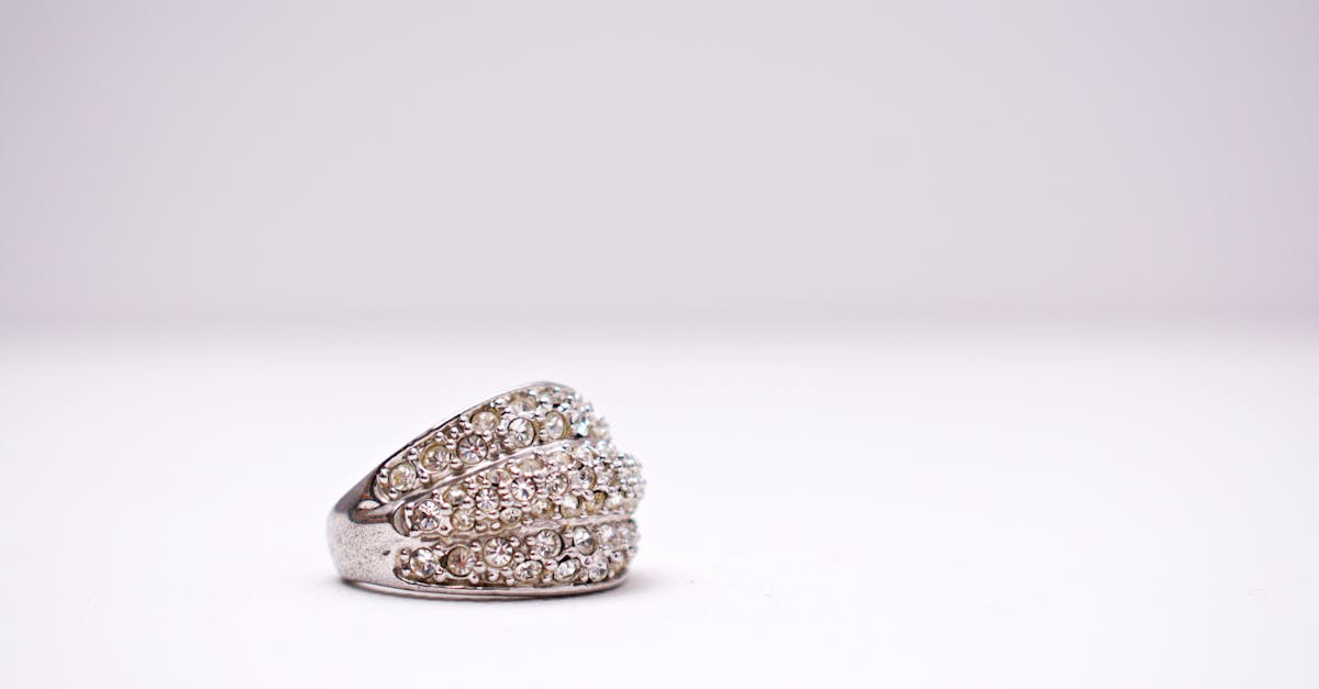 découvrez l'univers fascinant des diamants, symbole de luxe et d'élégance. apprenez tout sur leur origine, leurs caractéristiques uniques, et comment choisir le diamant parfait pour vos bijoux. une plongée dans l'histoire et la magie de ces pierres précieuses incontournables.