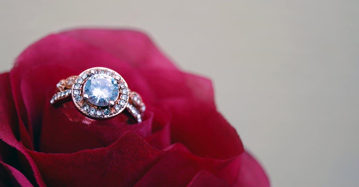découvrez l'univers fascinant des diamants : leur formation naturelle, leurs caractéristiques uniques, et comment choisir la pierre précieuse parfaite pour vos bijoux. plongez dans le monde scintillant des diamants et apprenez tout sur leur valeur et leur éclat intemporel.