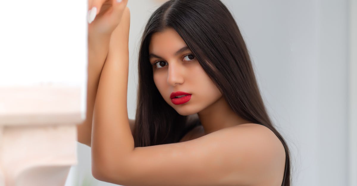 découvrez l'élégance intemporelle de la french manicure, une technique de manucure qui sublime vos ongles avec une finition naturelle et sophistiquée. idéale pour toutes les occasions, la french manicure s'harmonise parfaitement avec n'importe quel style.
