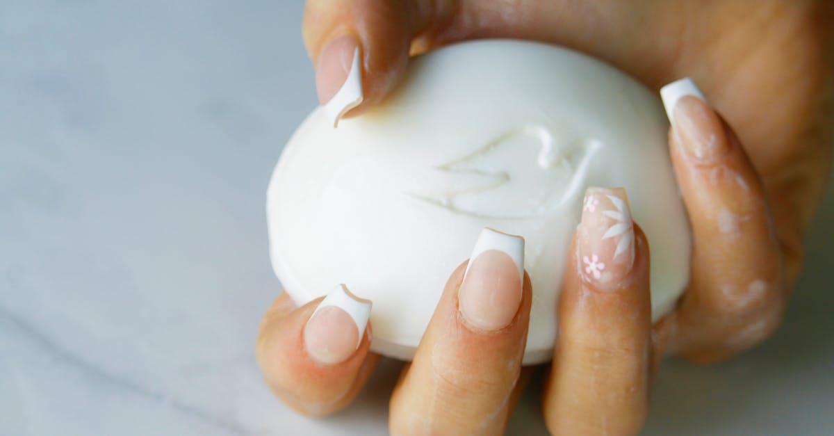 découvrez l'art de la manucure française, un style intemporel qui allie élégance et simplicité. apprenez à réaliser une french manicure parfaite pour des ongles chic et soignés, idéale pour toutes les occasions.
