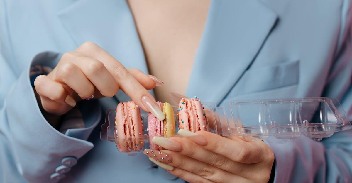 offrez à vos ongles une élégance intemporelle avec la manucure française. découvrez les secrets pour réaliser ce look chic et raffiné, alliant simplicité et sophistication. idéale pour toutes les occasions, la manucure française sublimera votre style au quotidien.