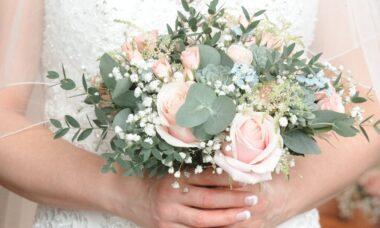 découvrez l'élégance intemporelle de la french manicure. ce style nail art classique allie simplicité et sophistication, offrant à vos ongles un fini naturel et raffiné. parfait pour toutes les occasions, la french manicure est un incontournable de la beauté des mains.