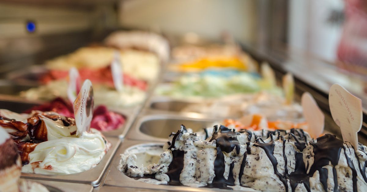 découvrez un monde de douceurs gelées avec notre sélection de glaces artisanales. savourez des saveurs uniques et rafraîchissantes, parfaites pour toutes les occasions. laissez-vous tenter par l'excellence de nos crèmes glacées et faites de chaque moment une véritable célébration !