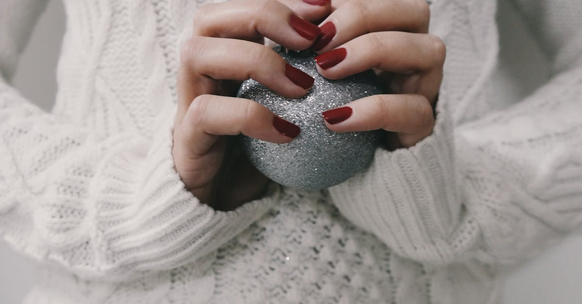 découvrez notre collection de vernis à ongles, offrant une multitude de couleurs et de finitions pour sublimer vos mains. des formules longue tenue et faciles à appliquer pour un résultat parfait à chaque fois.