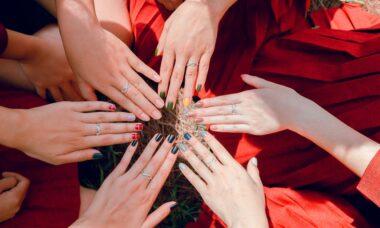 découvrez notre collection de vernis à ongles, aux couleurs tendances et à longue tenue. offrez à vos ongles une brillance éclatante et un look impeccable avec notre gamme de produits de qualité. faites de chaque manucure un moment de beauté!