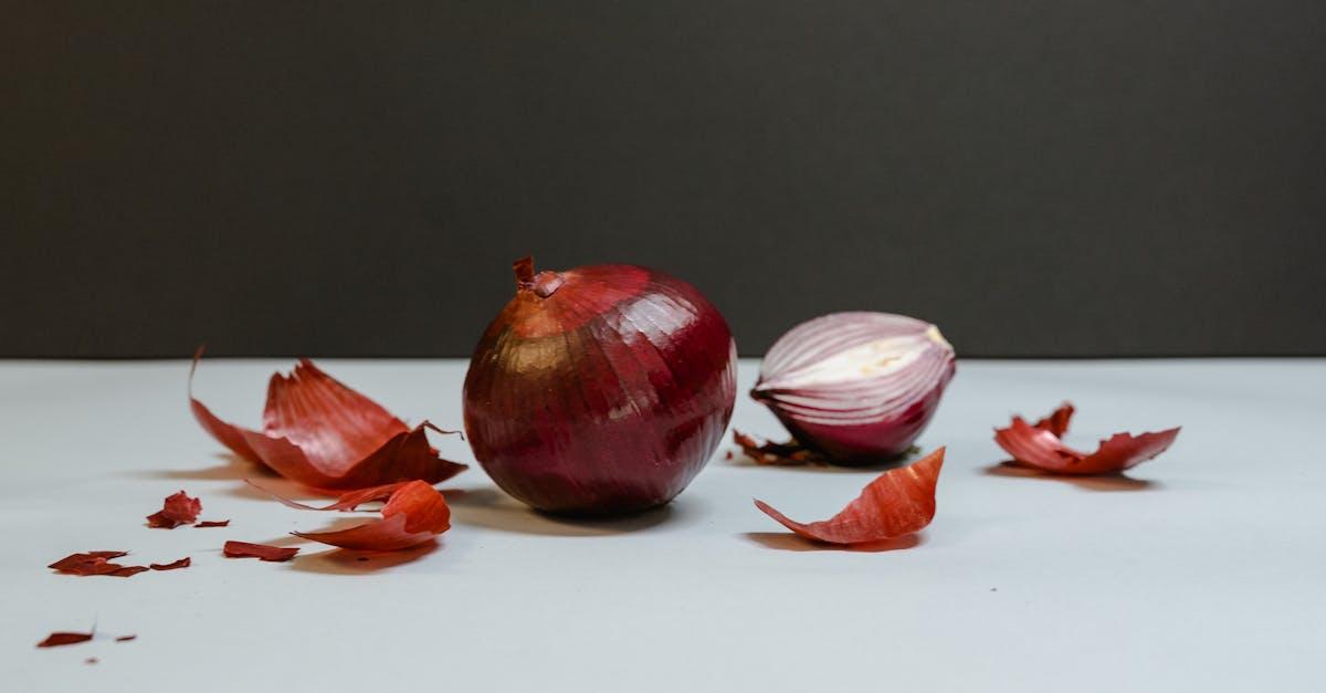 découvrez les incroyables bienfaits des pelures d'oignon ! apprenez comment cet ingrédient souvent négligé peut enrichir votre santé, votre cuisine et même votre jardin. explorez des astuces et recettes pour tirer parti de ses propriétés nutritives et antioxydantes.