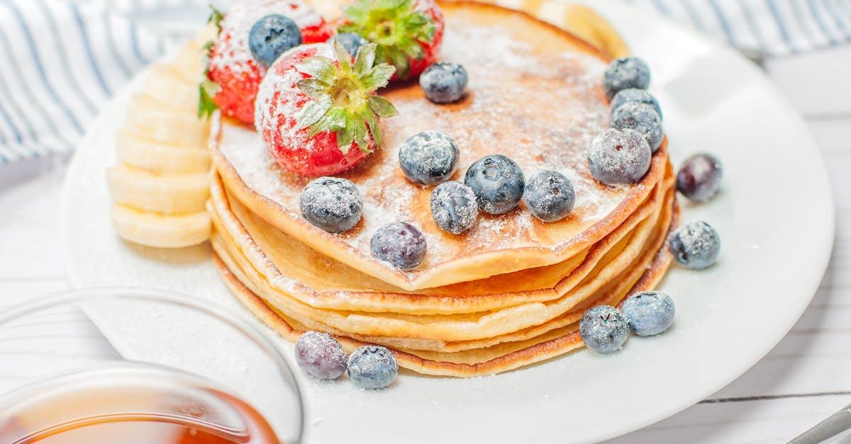 découvrez la recette parfaite des pancakes moelleux, idéale pour un petit déjeuner gourmand ou un brunch convivial. apprenez à les préparer facilement et variez les plaisirs avec des garnitures délicieuses.