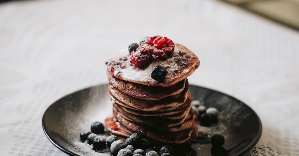 découvrez la recette parfaite des pancakes moelleux, idéaux pour un petit-déjeuner gourmand ou un brunch entre amis. savourez des pancakes faciles à réaliser, accompagnés de fruits frais, de sirop d'érable ou de confiture pour un moment de pure délice.