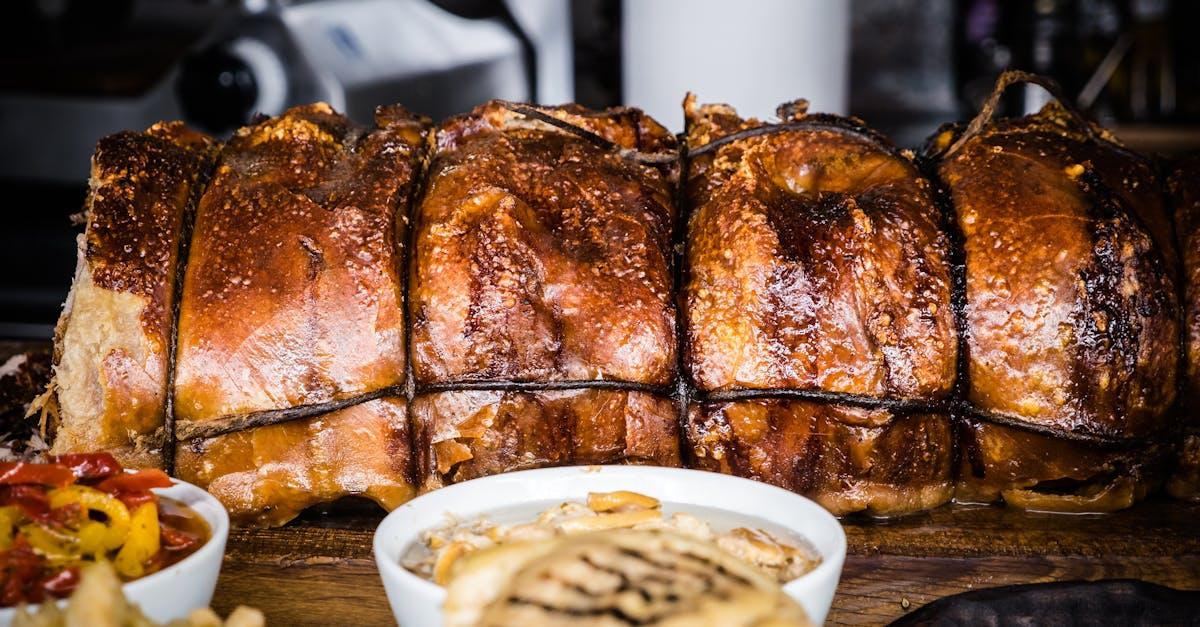 découvrez la porchetta, un délice italienne à base de porc rôti, savamment assaisonnée et cuite lentement. parfaite pour vos repas en famille ou vos fêtes, cette spécialité offre une combinaison de saveurs succulentes et de textures croustillantes. explorez les recettes et les astuces pour préparer ce plat incontournable qui ravira vos convives.