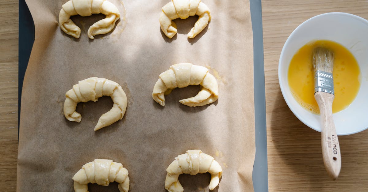 découvrez l'art de la pâte feuilletée : un incontournable de la pâtisserie qui vous permet de réaliser des recettes délicieuses et croustillantes. apprenez les techniques pour maîtriser cette base culinaire et impressionnez vos invités avec des créations sucrées et salées.