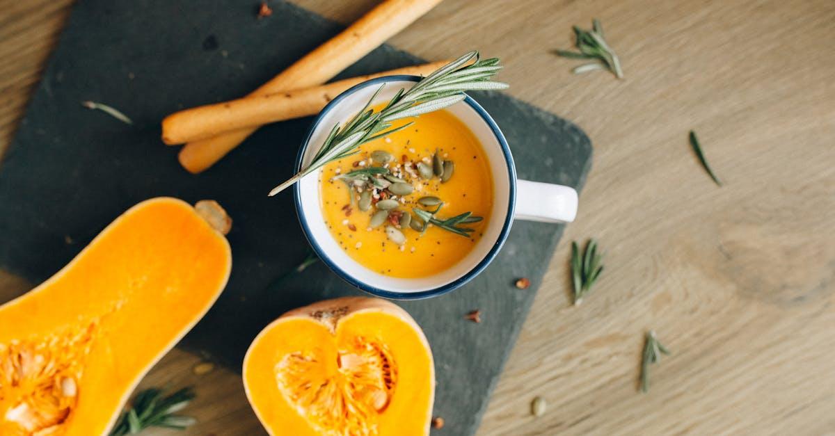 savourez une délicieuse soupe de potiron, crémeuse et réconfortante, idéale pour réchauffer vos soirées d'automne. découvrez notre recette facile et rapide pour préparer ce classique de saison qui ravira les papilles de toute la famille.