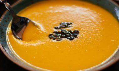 découvrez notre délicieuse recette de soupe de potiron, un plat réconfortant et savoureux, idéal pour les soirées d'automne. cette soupe crémeuse, agrémentée d'épices et d'ingrédients frais, ravira vos papilles et apportera une touche de chaleur à vos repas.
