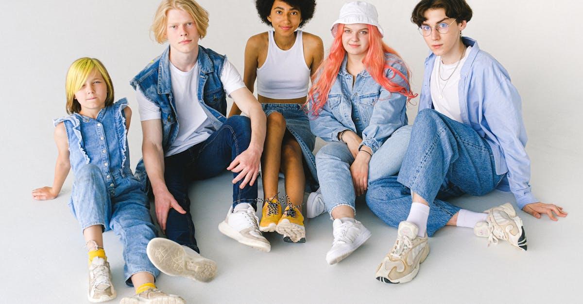 découvrez les tendances capillaires les plus en vogue avec notre guide complet sur les coiffures. que vous cherchiez des inspirations pour un look quotidien ou une occasion spéciale, explorez notre sélection de styles de coiffure qui mettent en valeur votre personnalité et votre beauté.