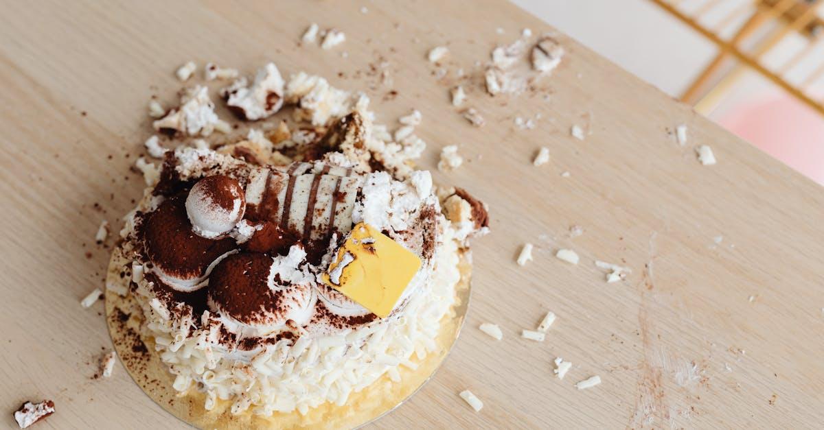 découvrez la recette authentique du tiramisu, un dessert italien classique, alliant douceur du mascarpone, richesse du café et légèreté des biscuits. idéal pour régaler vos convives lors de vos repas ou pour un moment de plaisir gourmand.
