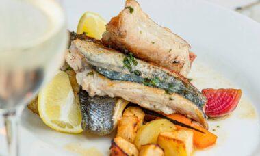 découvrez notre recette de poisson cuit au four, savoureuse et saine, parfaite pour un repas léger. apprenez les astuces pour une cuisson optimale et des saveurs irrésistibles.