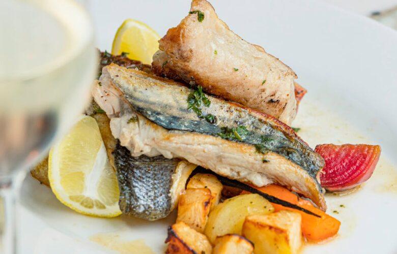 découvrez notre recette de poisson cuit au four, savoureuse et saine, parfaite pour un repas léger. apprenez les astuces pour une cuisson optimale et des saveurs irrésistibles.