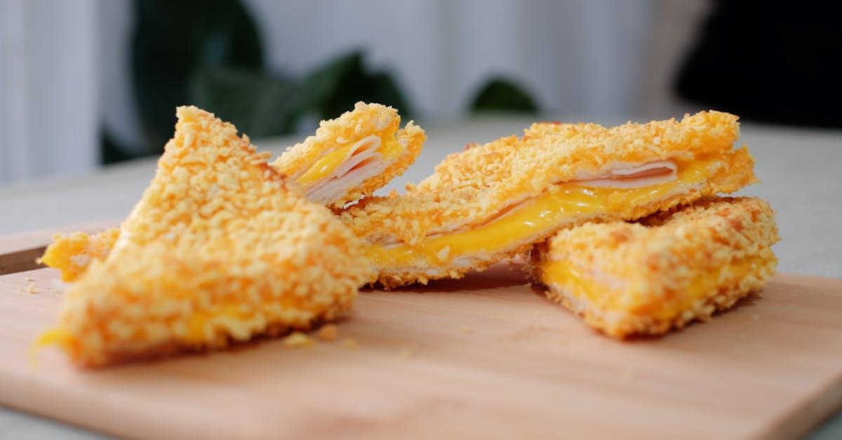 découvrez nos délicieux triangles de fromage, une en-cas croustillant et savoureux à déguster à tout moment. parfaits pour vos apéritifs ou vos pauses gourmandes, ces petits délices offriront une explosion de saveurs dans chaque bouchée.