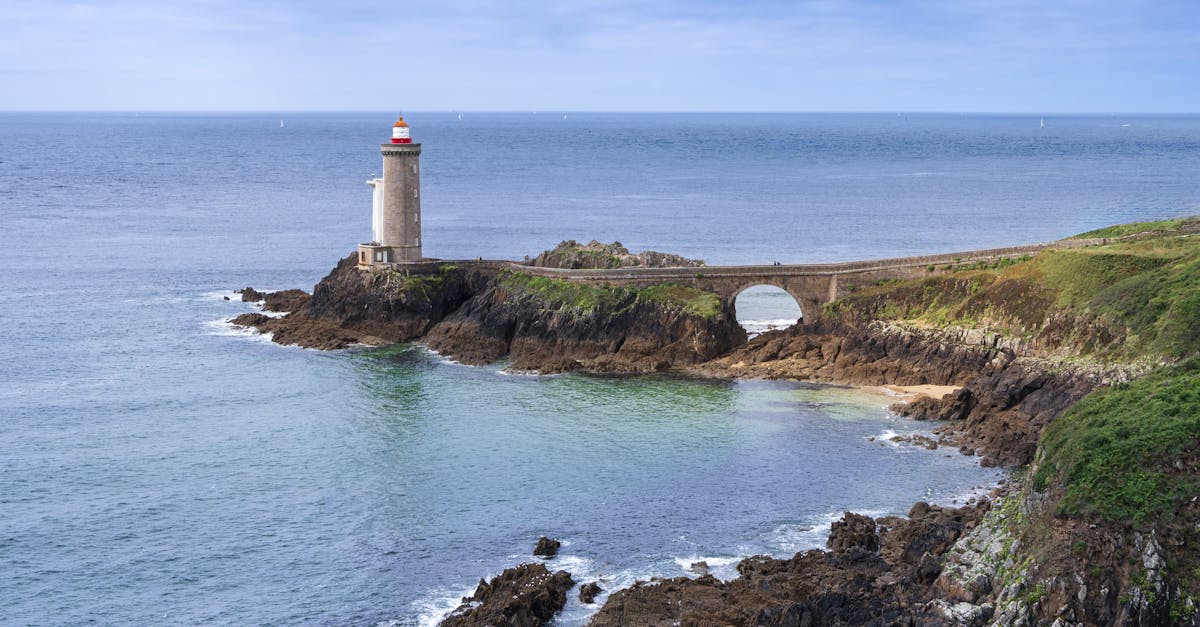 découvrez le finistère, trésor de la bretagne, où les paysages marins spectaculaires se mêlent à une riche histoire culturelle. explorez ses côtes sauvages, ses plages paisibles, et savourez des spécialités locales dans un cadre enchanteur.