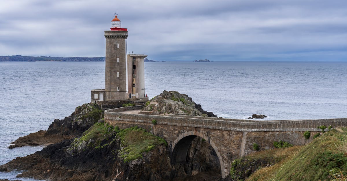 découvrez le finistère, un département breton qui allie paysages côtiers sauvages, patrimoine riche et traditions vivantes. explorez ses magnifiques plages, ses côtes escarpées et sa gastronomie authentique.