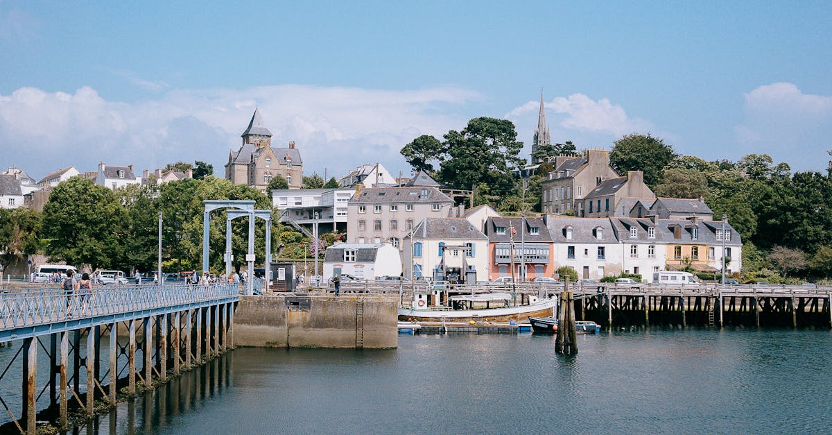 découvrez le finistère, un département breton aux paysages à couper le souffle, entre côtes sauvages et ports pittoresques. explorez ses charmants villages, sa riche culture maritime et savourez des spécialités locales uniques. une destination idéale pour les amoureux de la nature et des traditions authentiques.
