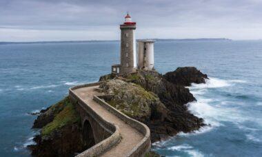 découvrez le finistère, un département breton aux paysages époustouflants, entre mer et terre. explorez ses côtes sauvages, ses villages pittoresques et son riche patrimoine culturel. un lieu idéal pour les amoureux de la nature et des traditions.
