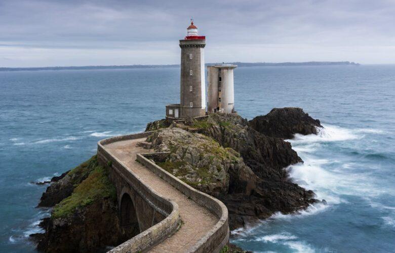 découvrez le finistère, un département breton aux paysages époustouflants, entre mer et terre. explorez ses côtes sauvages, ses villages pittoresques et son riche patrimoine culturel. un lieu idéal pour les amoureux de la nature et des traditions.