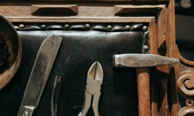 découvrez l'art de la restauration de meubles : redonnez vie et éclat à vos meubles anciens grâce à des techniques de rénovation professionnelles. transformez vos pièces uniques en véritables œuvres d'art.
