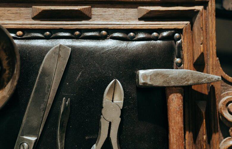 découvrez l'art de la restauration de meubles : redonnez vie et éclat à vos meubles anciens grâce à des techniques de rénovation professionnelles. transformez vos pièces uniques en véritables œuvres d'art.