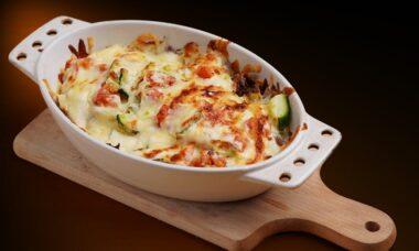 découvrez le gratin dauphinois, un plat savoureux et réconfortant à base de pommes de terre finement tranchées, nappées de crème et de fromage, cuit à la perfection pour un accompagnement irrésistible qui ravira vos convives.