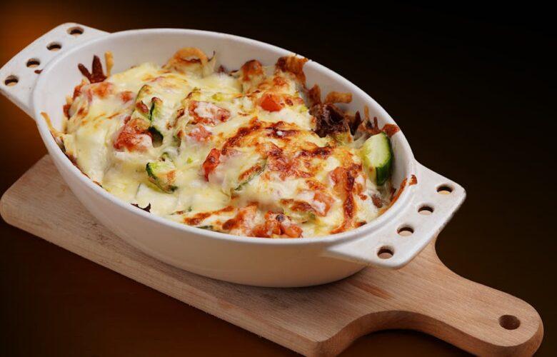 découvrez le gratin dauphinois, un plat savoureux et réconfortant à base de pommes de terre finement tranchées, nappées de crème et de fromage, cuit à la perfection pour un accompagnement irrésistible qui ravira vos convives.