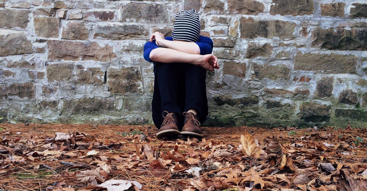 découvrez les multiples facettes de la solitude : ses causes, ses effets sur la santé mentale et des conseils pour la surmonter. apprenez à apprécier des moments de réflexion tout en construisant des relations significatives.