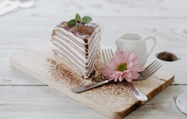 découvrez la délicieuse lorraine pie, une spécialité culinaire de la région lorraine en france. cette tarte salée, riche en saveurs, allie des ingrédients frais et savoureux tels que des lardons, des œufs et de la crème. idéale pour un repas convivial ou une pause gourmande, la lorraine pie saura ravir vos papilles et apporter une touche authentique à votre table.