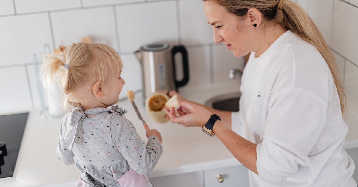découvrez les liens uniques et profonds qui unissent une mère et son enfant, explorant les dynamiques émotionnelles, les défis et les joies de cette relation essentielle à la vie.