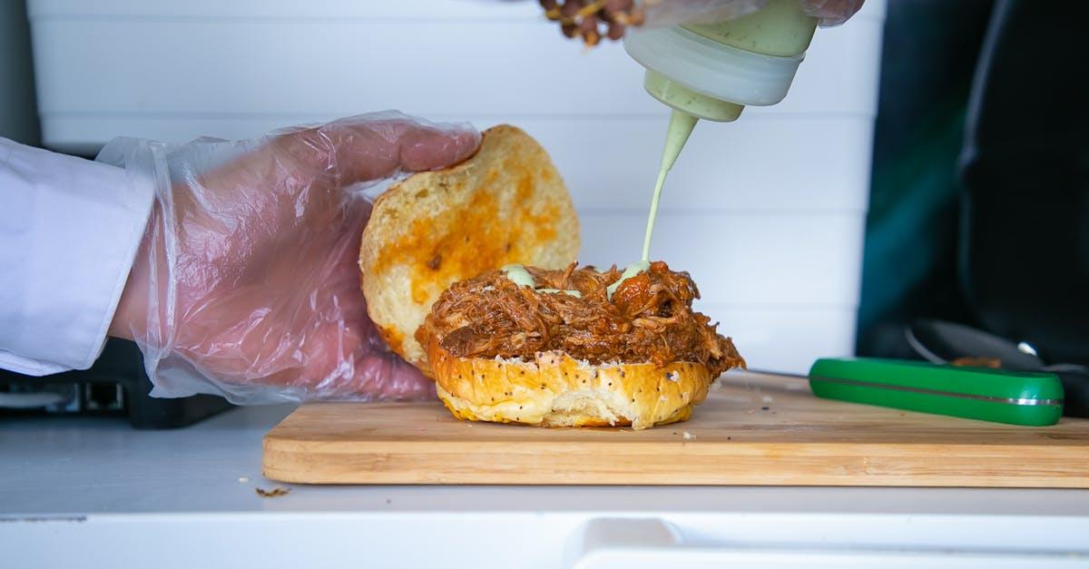 découvrez notre recette irrésistible de tacos au pulled pork, alliant tendreté de la viande effilochée et saveurs épicées. parfait pour un repas convivial, ces tacos vous plongeront au cœur de la cuisine mexicaine avec une touche gourmande. idéal pour un dîner entre amis ou en famille !