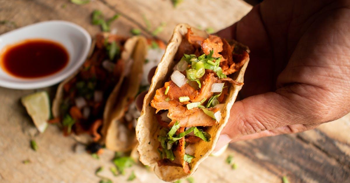 découvrez nos délicieux tacos au pulled pork, une fusion parfaite de saveurs généreuses avec de la viande de porc effilochée tendre, garnie de légumes croquants et de sauces savoureuses. idéal pour un dîner convivial ou un repas rapide, ces tacos sauront ravir vos papilles !