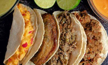 découvrez nos savoureux tacos au pulled pork, une combinaison irrésistible de viande tendre et d'épices, agrémentée de garnitures fraîches pour un voyage culinaire au cœur du mexique.